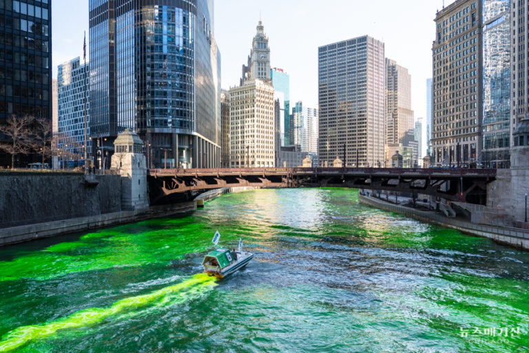 St. Patricks Day Chicago River Dyeing-2